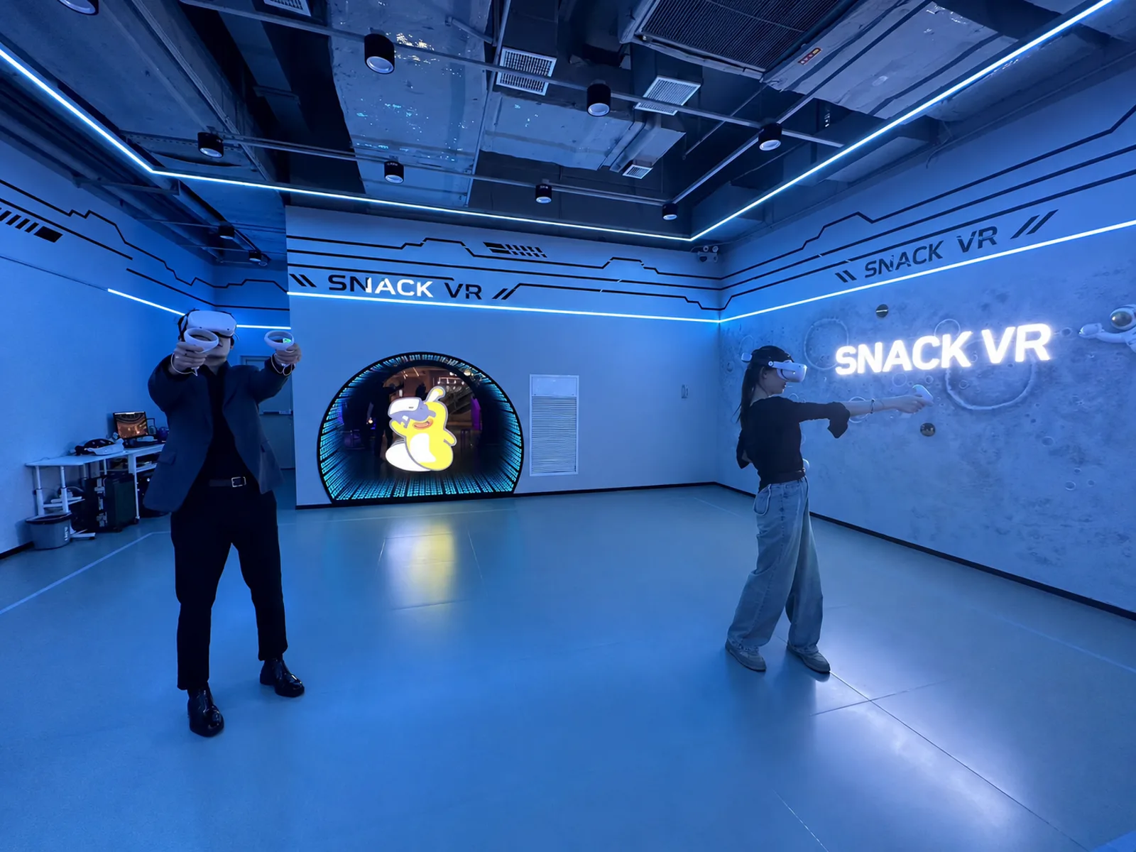 SNACK VR 라운지에서 VR 게임을 즐기는 두 사람